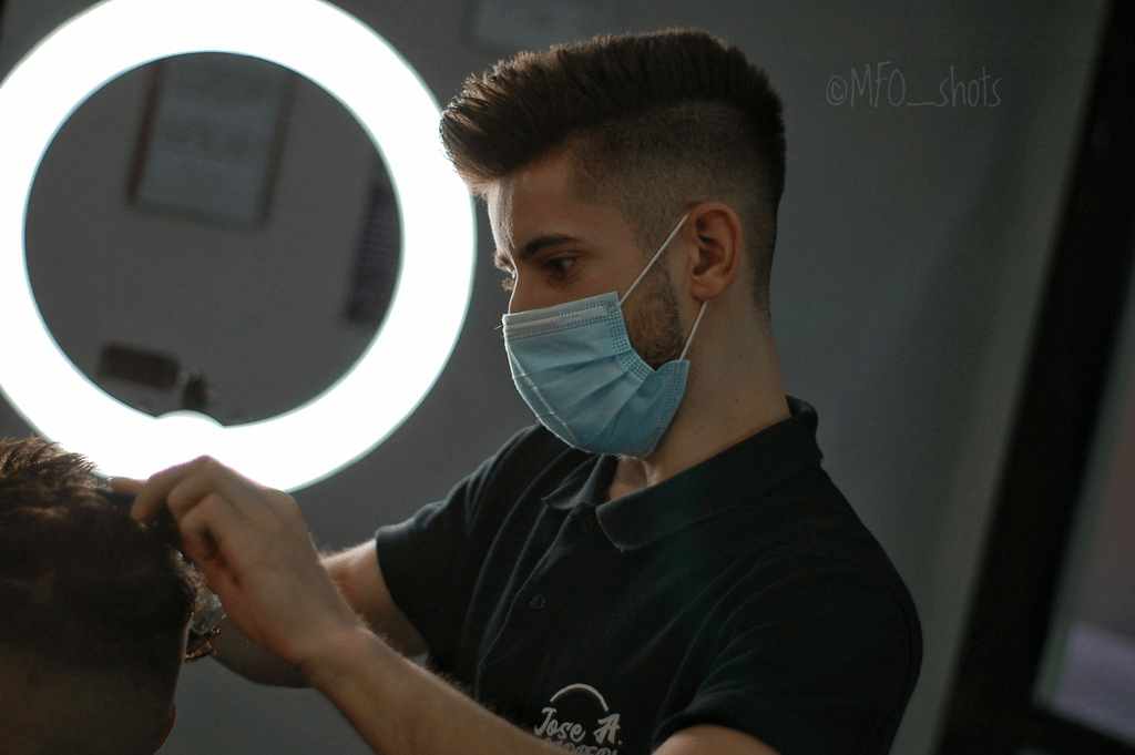 Promoción especial: descuentos en cortes y servicios de barbería profesional en Lucena - Banner 2