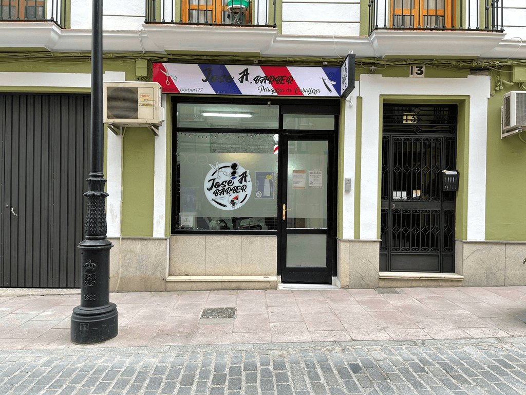 Promoción especial: descuentos en cortes y servicios de barbería profesional en Lucena - Banner 3